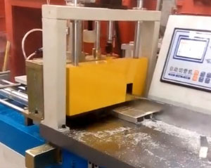 氣動全自動切（qiē）鋁機